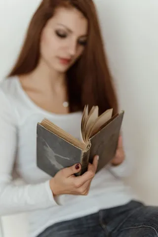 美丽的年轻女子正在读书