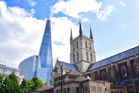 蓝天、市镇市场、钟楼、云、旗、玻璃、高楼、碎片