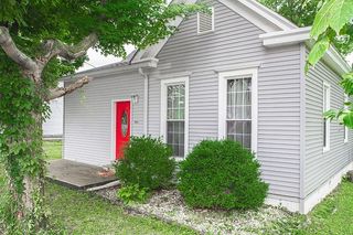 红色、门、灰色、房屋、厂房、建筑结构、建筑外观、建筑