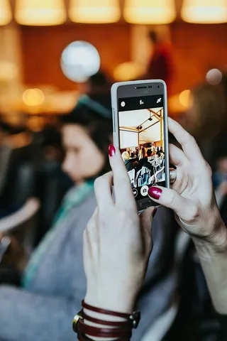 人们用智能手机拍照