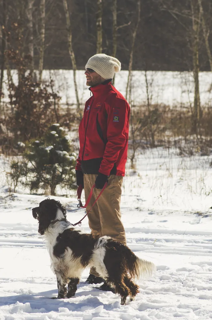 拿着小Munsterlander指针的人