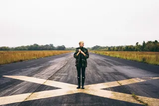 女人, 站立, 黑色, 混凝土, 路, X 标记, 白, 交叉