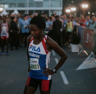 穿着白色、红色和蓝色Fila运动背心的女士