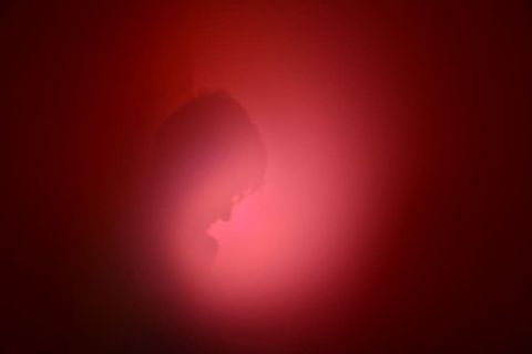 红色，剪影，背光，光线-自然现象，聚光灯，单人，成人，摄影棚拍摄