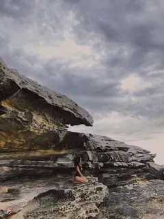 灰色和棕色岩层