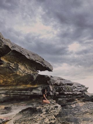 灰色和棕色岩层