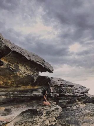 灰色和棕色岩层