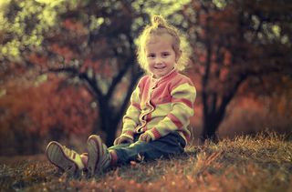 女孩，穿着，粉色，白色，开衫，蓝色，裤子，坐着