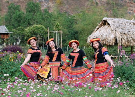 四位女士穿着黑色圆领上衣