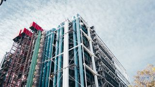 白色混凝土建筑，低角度视野，天空，建筑，建筑结构，自然，白天，没有人