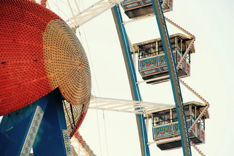 啤酒节、慕尼黑、摩天轮、骑行、巴伐利亚、游乐场、狂欢节、低角度视野 啤酒节、慕尼黑、摩天轮、骑行、巴伐利亚、游乐场、狂欢节、低角度视野