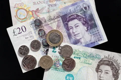 10、20、5英镑、硬币、英镑、货币、纸币、货币、财富 10、20、5英镑、硬币、英镑、货币、纸币、货币、财富