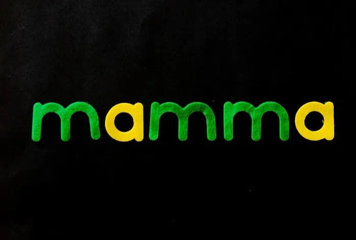 黑色背景与妈妈文本叠加