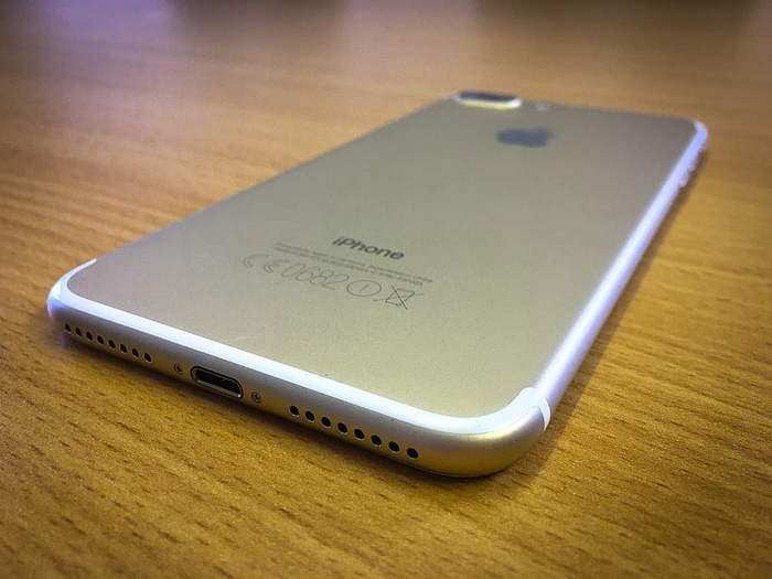 金色iphone 7，plus，table，iphone 7 plus，Apple，iphone，iphone 7，Apple iphone