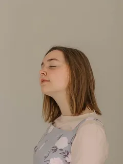 穿灰白色花朵上衣的女人 穿灰白色花朵上衣的女人