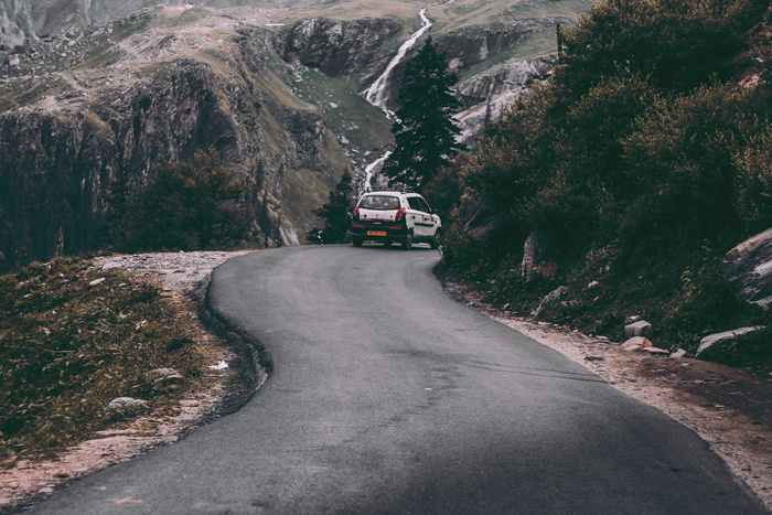 靠近山区的道路上的车辆