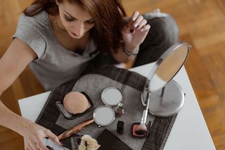 年轻漂亮的女人在化妆