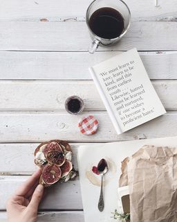 白色表面上的白皮书