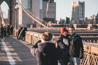 站在栏杆附近的男人和女人