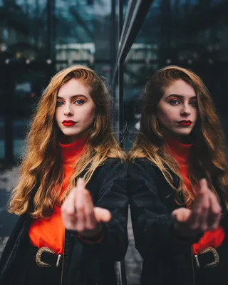 女人靠在镜子墙上的照片