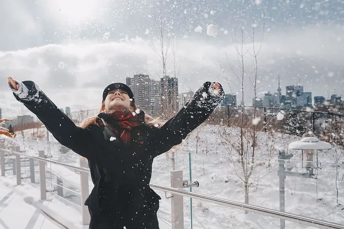 雪中城市公园的笑妇照片