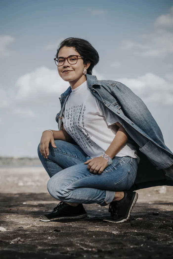 穿着蓝色牛仔夹克蹲着的女人