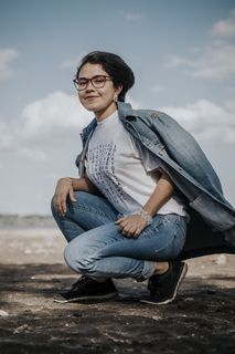 穿着蓝色牛仔夹克蹲着的女人