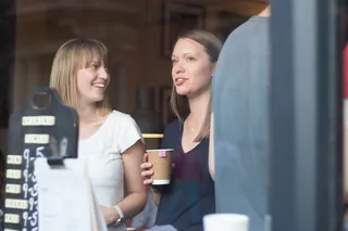 咖啡店，朋友聊天，女士聊天，女孩聊天，聊天，咖啡，微笑，幸福