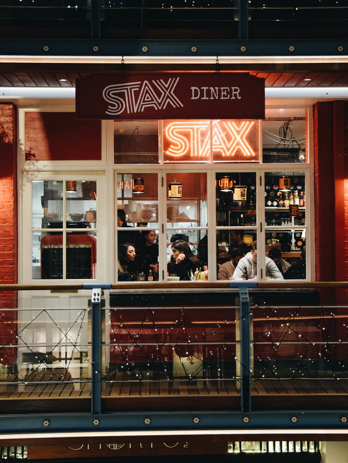 聚焦摄影的 Stax Diner 大楼