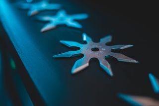 黑色表面上的灰色shuriken