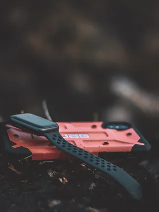 Android智能手机顶部的黑色smartwatch