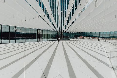 现代白色建筑，建筑师艾利斯·马泰乌斯的EDP总部，葡萄牙里斯本