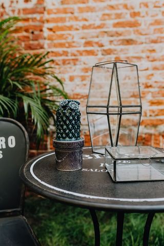 巴黎户外咖啡馆的桌子