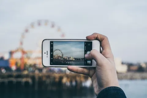 拍摄摩天轮的人