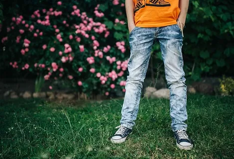 花园里的小男孩 花园里的小男孩
