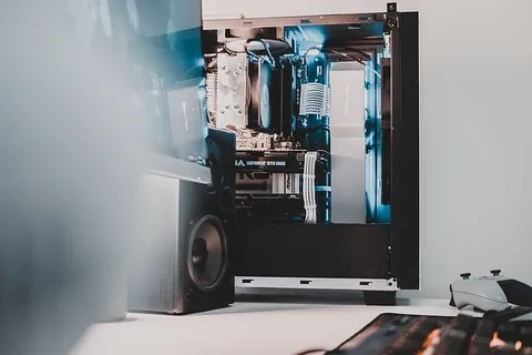 桌子上电脑塔旁的黑色扬声器