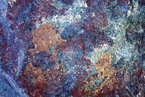 人行道上各种颜色的油漆。