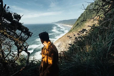 站在草地上的男人