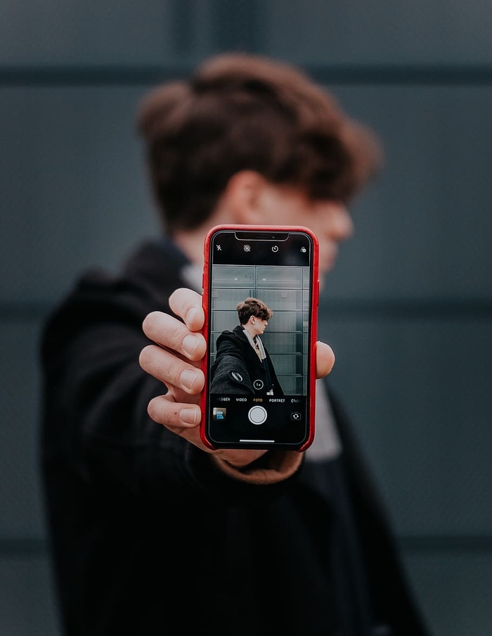 拿着iPhone的男人