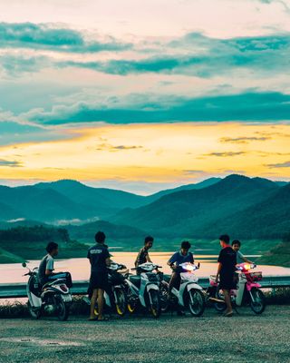 泰国，清迈，男子骑摩托车，乡村，泰国山区，山区，泰国日落，日落