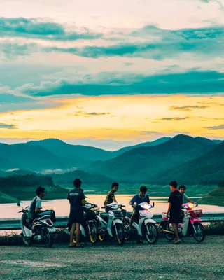 泰国，清迈，男子骑摩托车，乡村，泰国山区，山区，泰国日落，日落