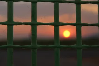 特写摄影，金属网架，日落，太阳，地平线，天空，太阳日落，傍晚