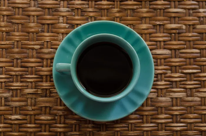 茶托上的茶色陶瓷杯