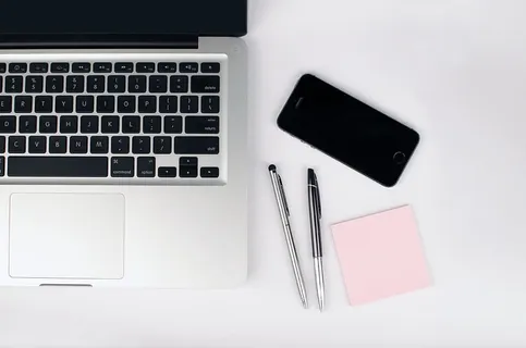Macbook旁边有两支钢笔 Macbook旁边有两支钢笔
