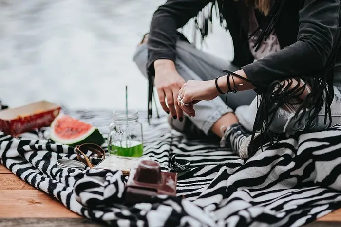 金发女人在木码头吃健康零食