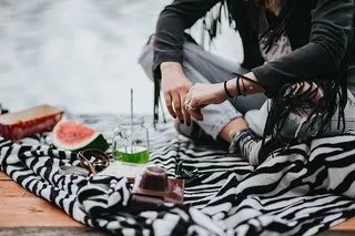 金发女人在木码头吃健康零食