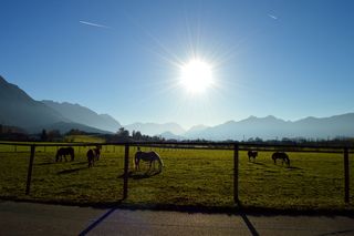 上巴伐利亚州，阿尔卑斯山麓，晚秋，天空，山脉，阳光，太阳，景观
