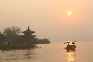 游船、西湖、日落、湖泊、天空、水、建筑结构、建筑外观