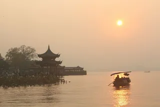 游船、西湖、日落、湖泊、天空、水、建筑结构、建筑外观