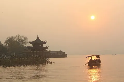 游船、西湖、日落、湖泊、天空、水、建筑结构、建筑外观 游船、西湖、日落、湖泊、天空、水、建筑结构、建筑外观